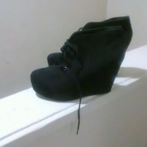 Suede wedged boot heel